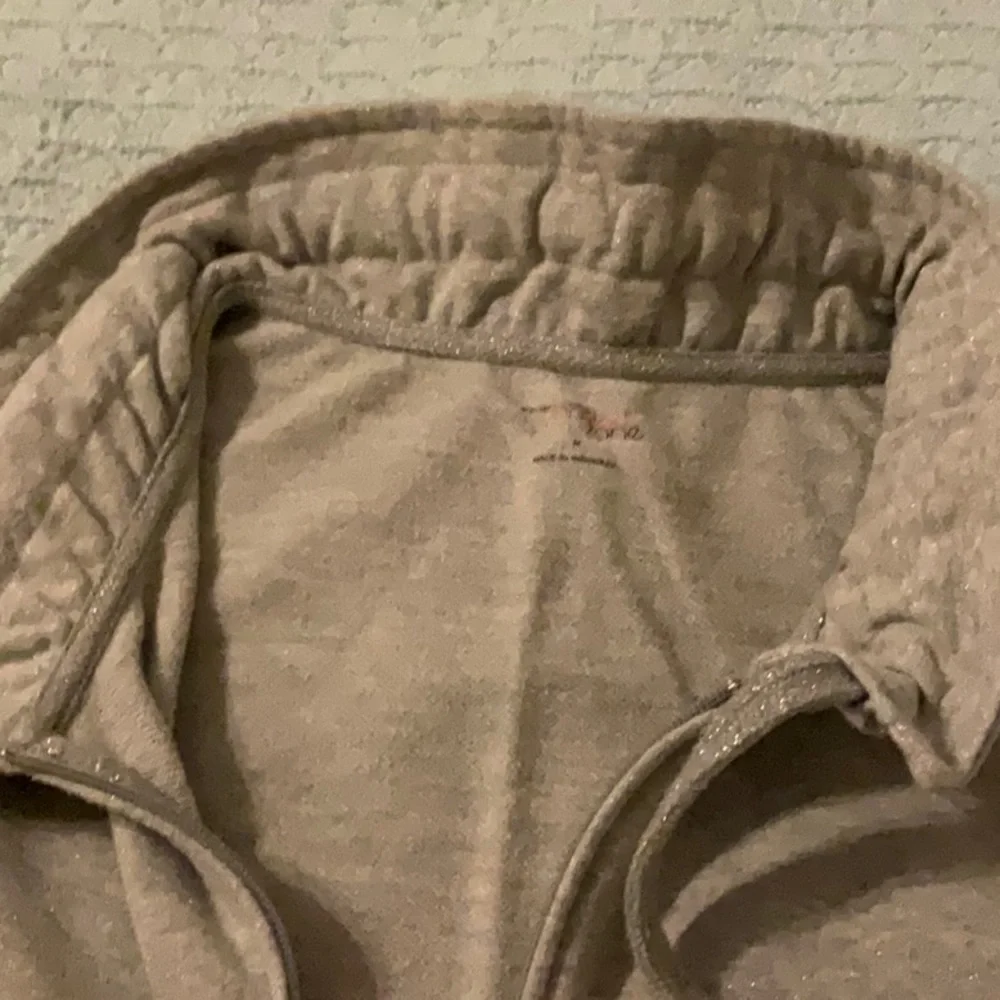 New York comfort zone gray sweatshirt. New without tags. - Picture 4 of 7